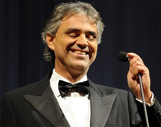 Andrea Bocelli é clicado bem à vontade, só de toalha, na Itália - Quem