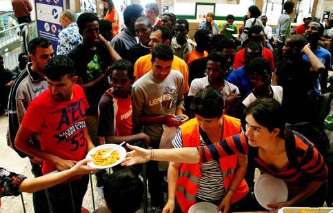 Imigrantes são expulsos da estação Central de Milão