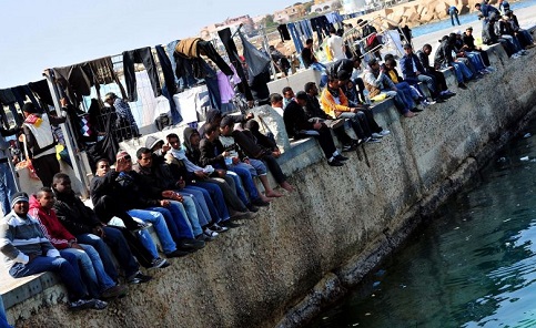 Imigrantes tentando entrar em continente europeu
