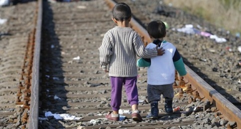 número de crianças migrantes que chegam sozinhas à Itália é recorde