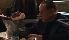 Foto de Berlusconi comendo em McDonald’s viraliza na web